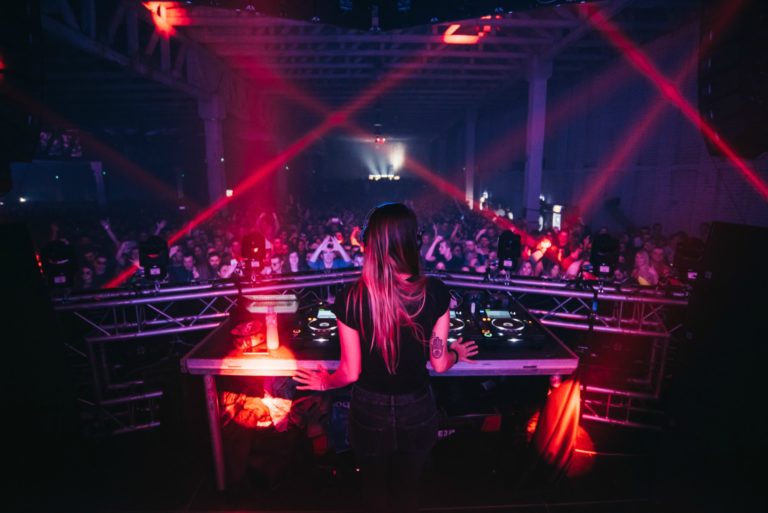 Ogroman uspeh prve Play žurke – Deborah de Luca nastupila u krcatom Magacin depou!