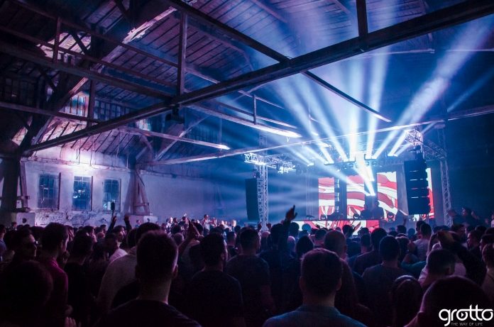 Adriatique cover hangar Adriatique