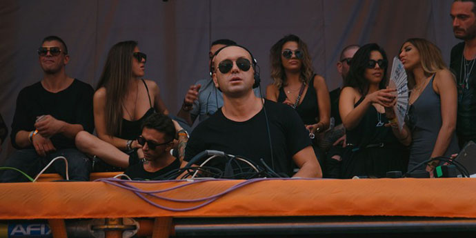 Marco Carola i devojke u backstageu.