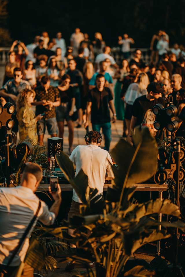 Dan Shake Lovefest Court recenzija