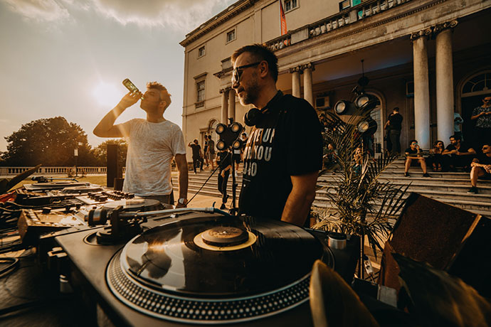 Trole Vlada Russ Lovefest Court recenzija