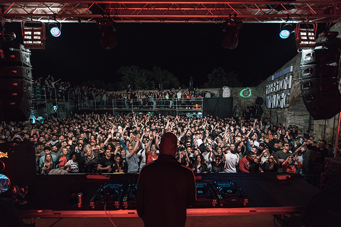 Black Coffee DJ na bini u klubu Barutana 23. maja 2019. godine.