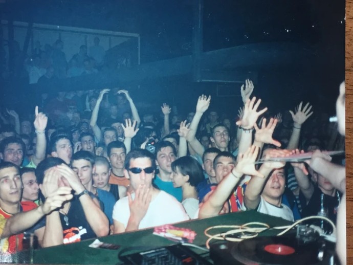 DJ-S.T.R.O.B-Pocetak-kluba-Industrija-tehno-scene-i-beogradske-rejv-kulture