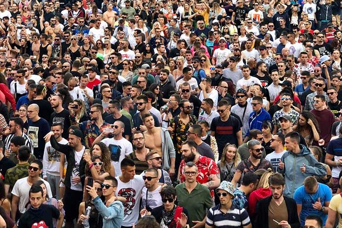 Lovefest Fire stage publika