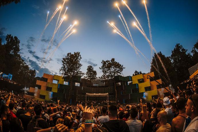 Lovefest 2022 Fire Stage Komete svitanje