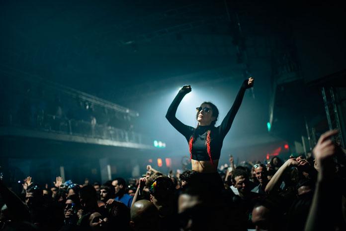 Publika na Central Dance Event žurci u Hangaru Luke Beograd.