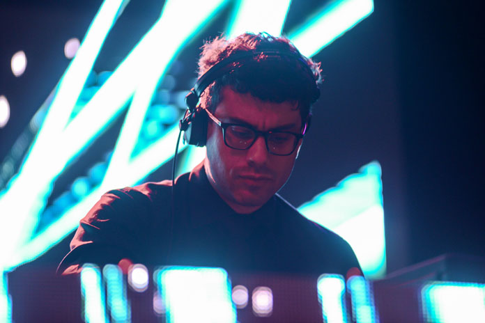 DJ Lag iz Novog Sada, Srbije u DJ pultu.