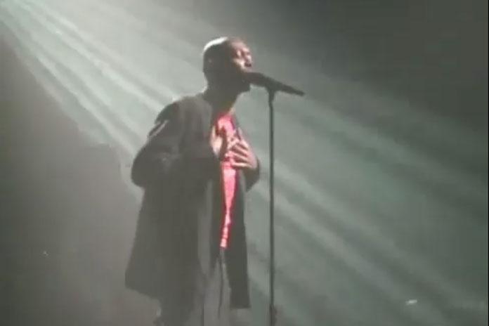 Nastup grupe Faithless u Beogradu, u Hali Sportova 2004. godine. Na slici pevač grupe Maxi Jazz.