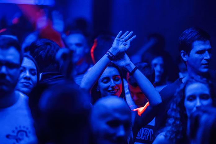 Gosti, publika u Clubu Kult u Beogradu. Fotograf Marko Edge.