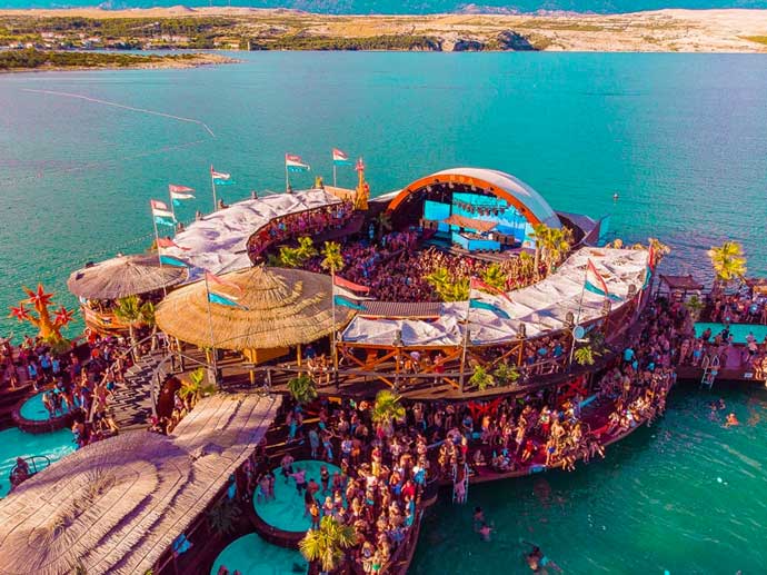 Hideout Festival na plaži Zrće u Hrvatskoj.