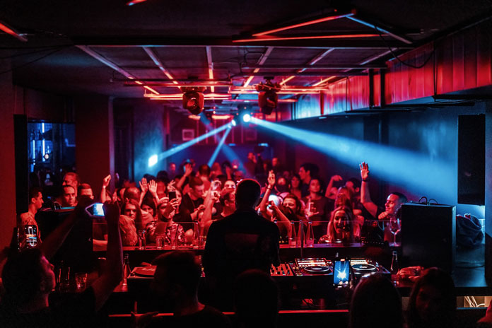 Klub Kult DJ i publika. Fotograf Marko Edge.