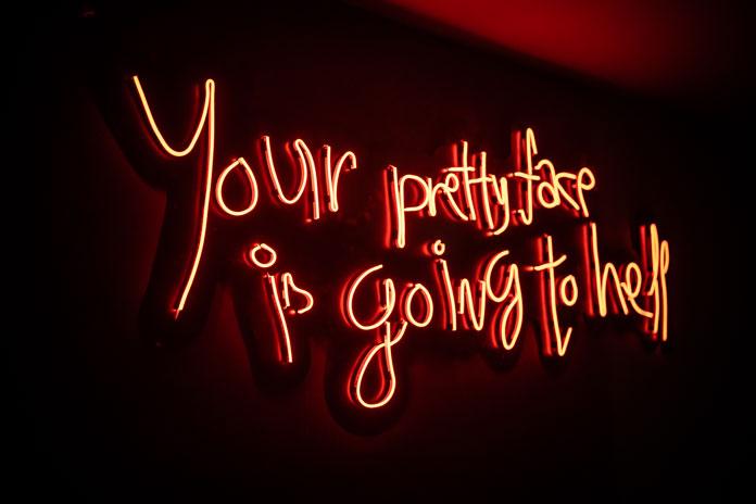 Klub Kult neon natpis "Your pretty face is going to hell".