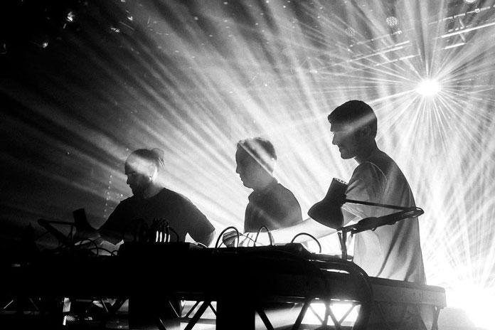 Procureo snimak seta sa jedne od Skrillexovih žurki iznenađenja Skrillex, Fred again.., i Four Tet nastupaju u Brixton Electric-u 2023. godine.