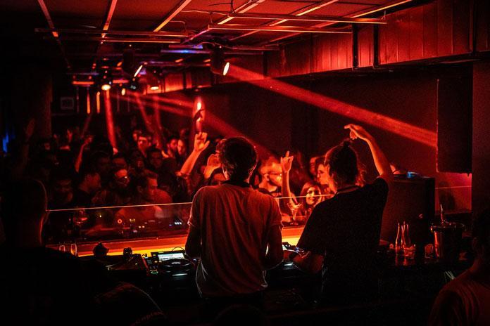 Klub Kult, DJ-evi u pultu.