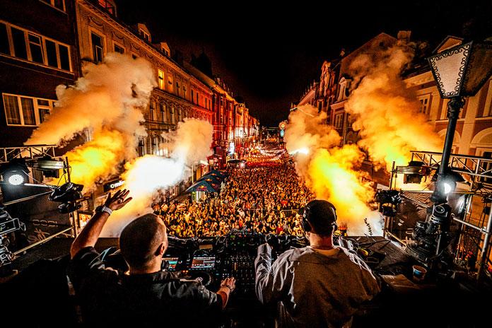 ARTBAT tokom nastupa iznad Vječne vatre u Sarajevu 18. avgusta 2023. godine u Garden of Dreams organizaciji.