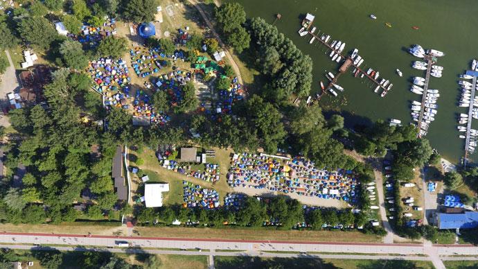 Kampovanje na obali Dunava tokom EXIT festivala.