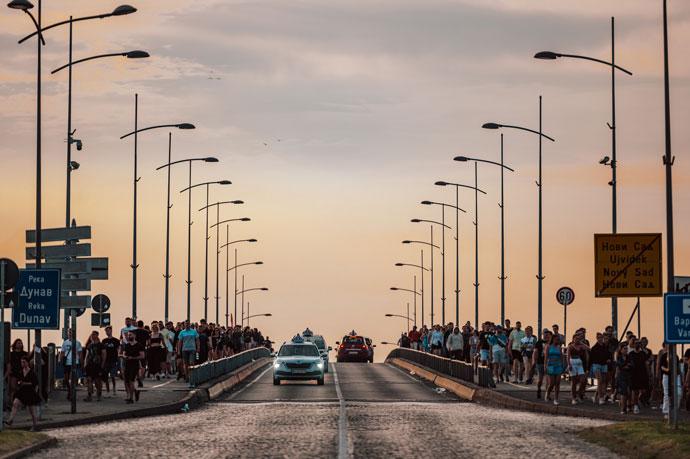 Prelazak preko mosta ka EXIT festivalu.