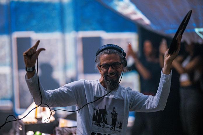 Goran Zmix Kovačević tokom svog nastupa na Retrospektakl žurci, fotografisao Marko Edge.