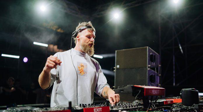 Kristijan Molnar tokom svog DJ nastupa na EXIT Dance Areni 2023. godine.