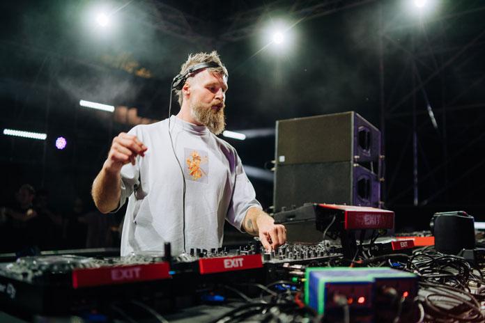 Kristijan Molnar tokom svog DJ nastupa na EXIT Dance Areni 2023. godine.