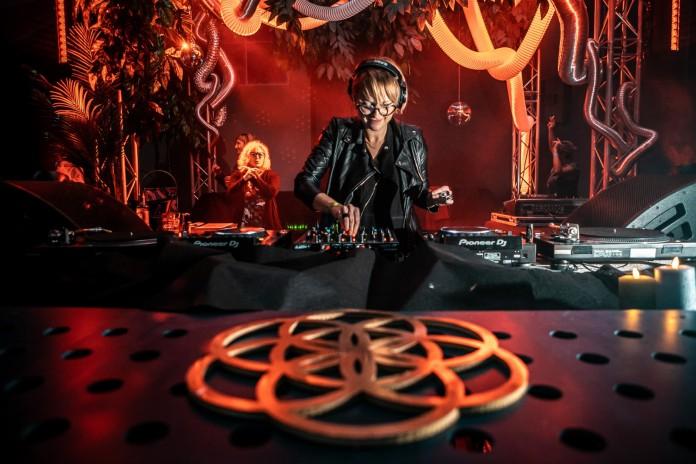 Ani. Deep n Delicious HR press