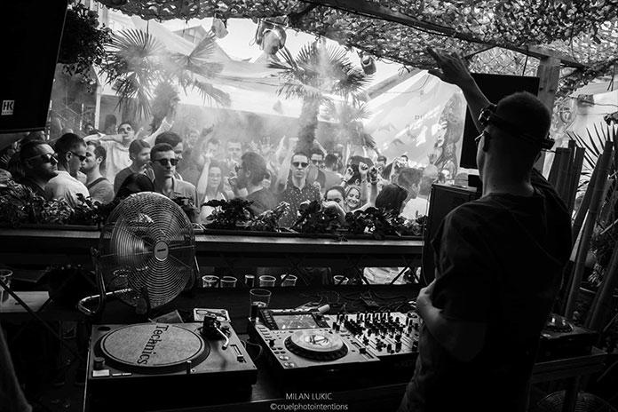 Bašta kluba KPTM i DJ u pultu, fotografisao Milan Lukić.