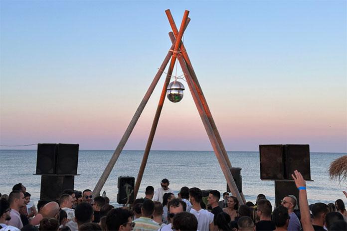DJ i producent Andrew Meller tokom nastupa na Nomade Beach.