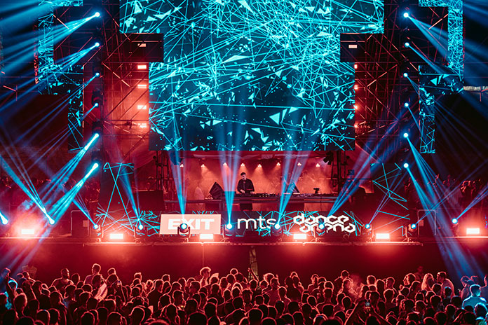 Bonobo tokom nastupa na EXIT Dance Areni 2024. godine.