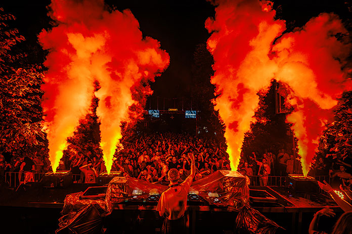 Denis Sulta tokom nastupa na Vilsonovom šetalištu u Garden of Dreams organizaciji 18. avgusta 2024. godine, fotografisao Adnan Lingo.