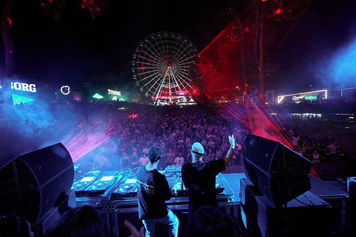 DJ duo Pan-Pot tokom svog nastupa na Lovefestu 2024 na Fire bini.