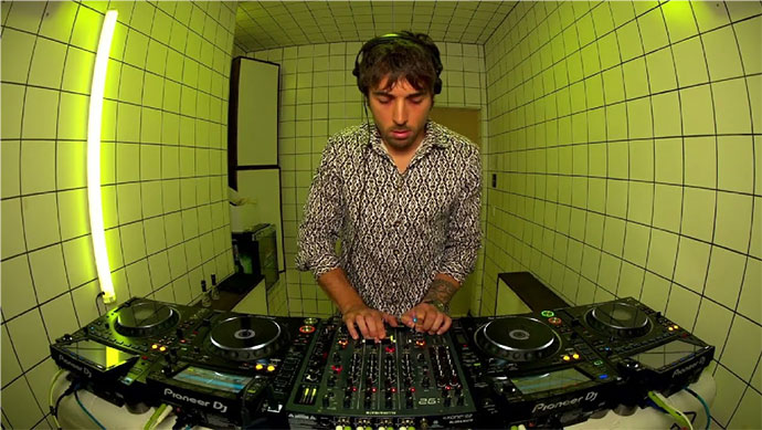 DJ Runy tokom nastupa u HOR Berlinu.