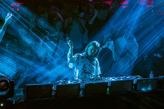 Konstantin Sibold tokom nastupa na Illusions događaju.