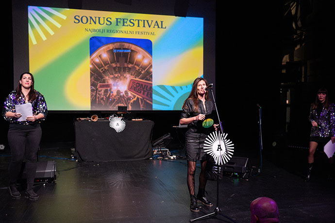 Nagrada Ambasador za najbolji regionalni festival - Sonus festival 2024. Nagradu je primila Lana Borić.