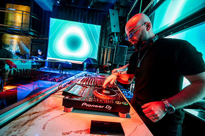 IQOS Iluma, Fox & Recht aka Yugoton u Kran klubu u Beton Hali, fotografija Live Production.