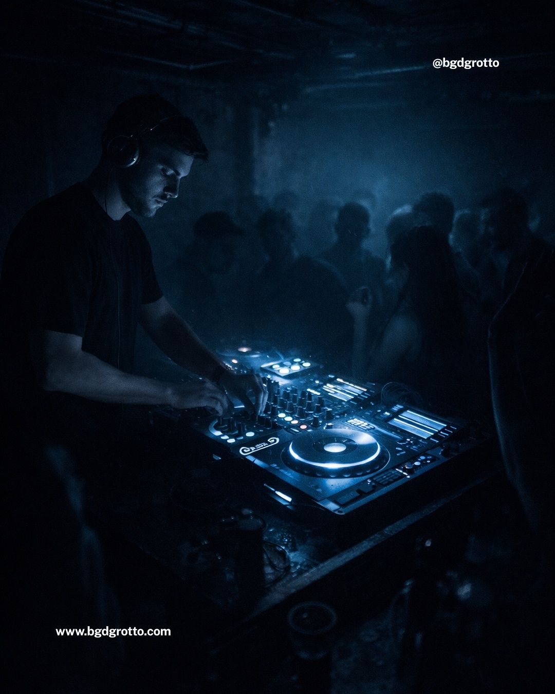 Rezident DJ u nastupa u malom underground klubu.