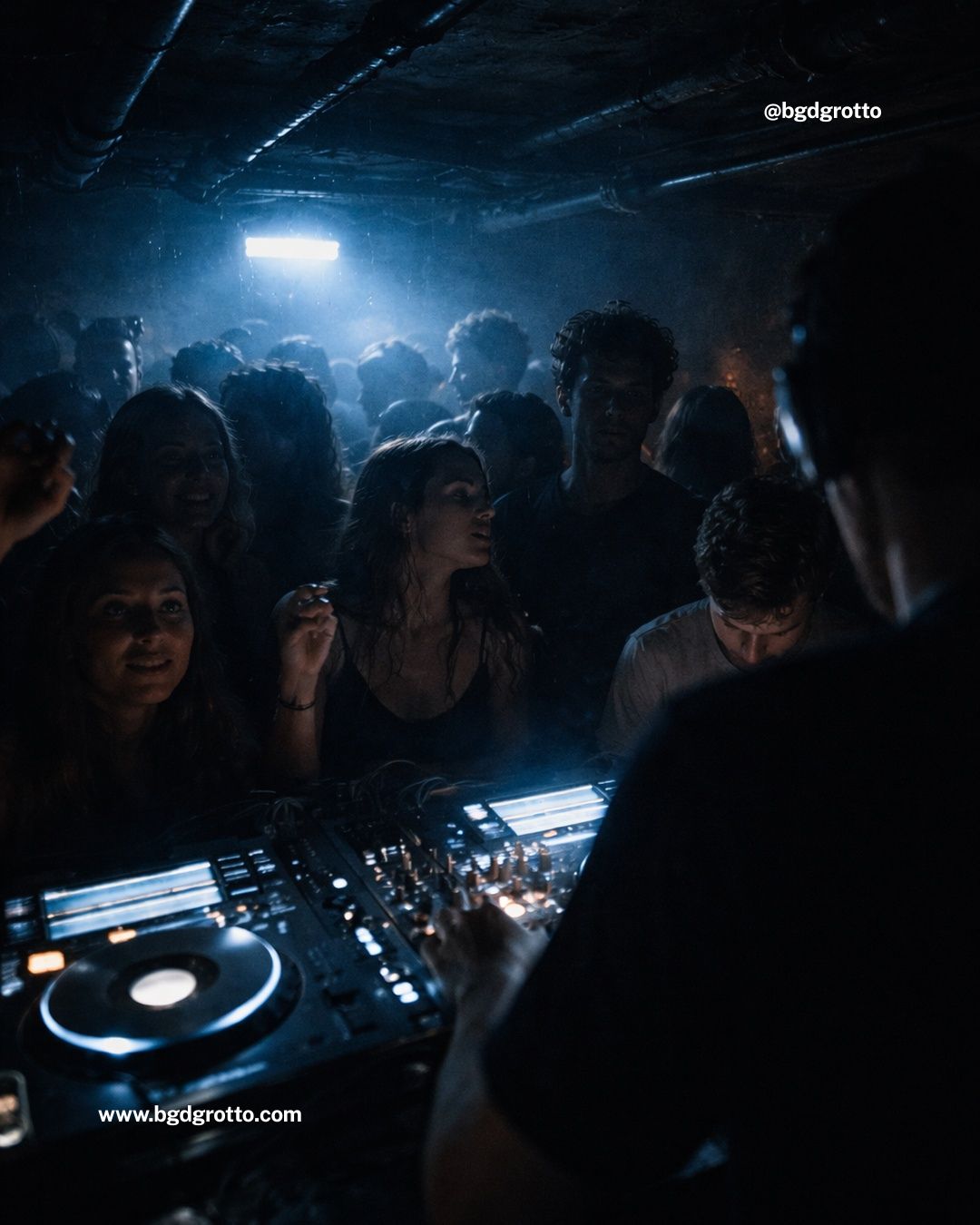 Slika iza DJ-a sa pogledom na masu.