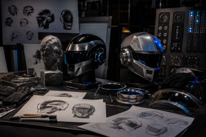 daft-punk-helmet-sketches-editorial-bgdgrotto Editorial prikaz futurističkog studija sa skicama i prototipovima robotskih kaciga inspirisan retkim arhivskim nacrtima Daft Punka.